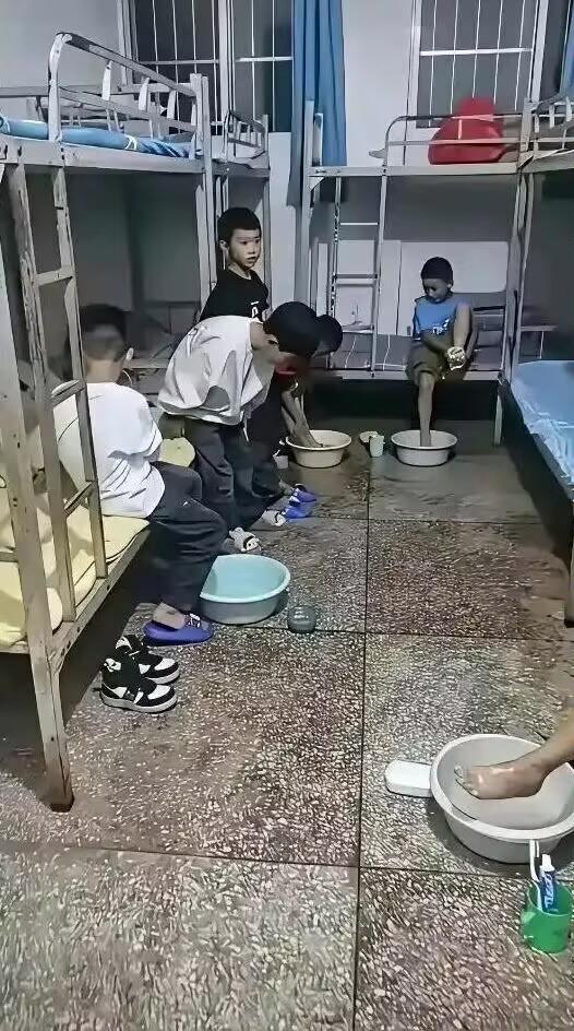 为人父母，先学会“不拖累”孩子。看到这么小才一年级的孩子就住校，鼻子还是酸了