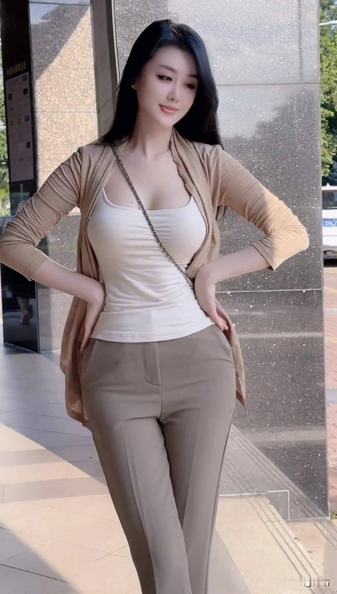 美图欣赏，看图写诗《棕调闲》风揉光入褶，衫懒裹尘喧。包链摇星碎，裤裾