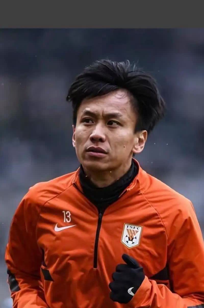 建议青岛海牛查一下张弛，拿到球居然不传给左边的队员，三打一的机会自己破坏。最