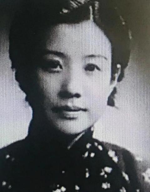 1930年，杜月笙的发妻沈月英，和表哥私会，云雨过后，她含泪嘱咐表哥：你今夜就离