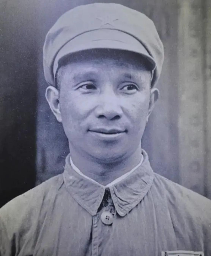 1958年，粟裕被解除总参谋长职务，此后远离军界再也没被重用。陈赓对栗裕说：“你