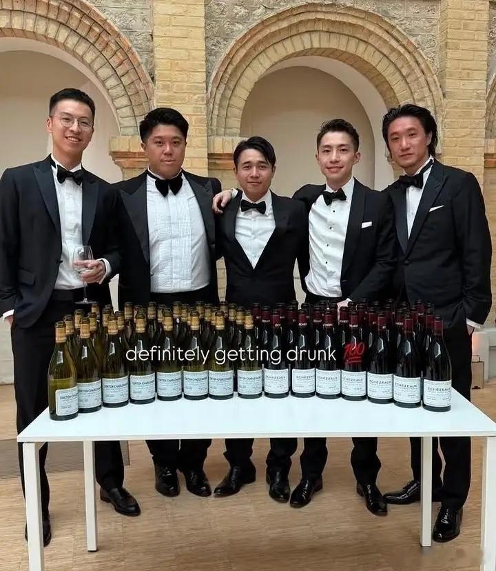 何猷君婚礼伴郎，除了有王嘉尔，还有他亲哥何猷亨！何猷亨还没结婚，但有女朋友，他是