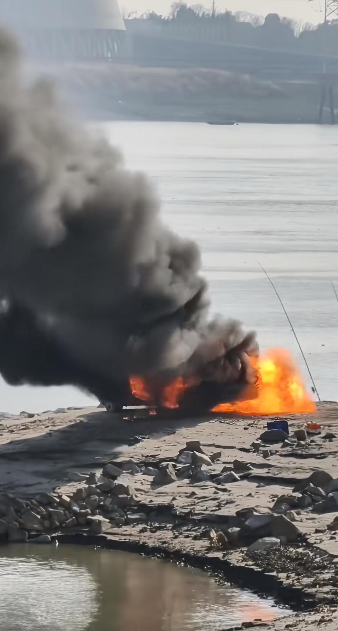 钓友们，这种情况下，如果铃铛响了，你会怎么办？就在这两天，一位钓友在钓位上，旁