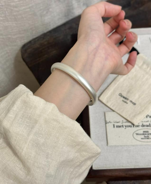 白银大跌！普通人戴银镯自由啦！使劲跌，继续跌！最好跌到几块钱一克，让刷到的朋