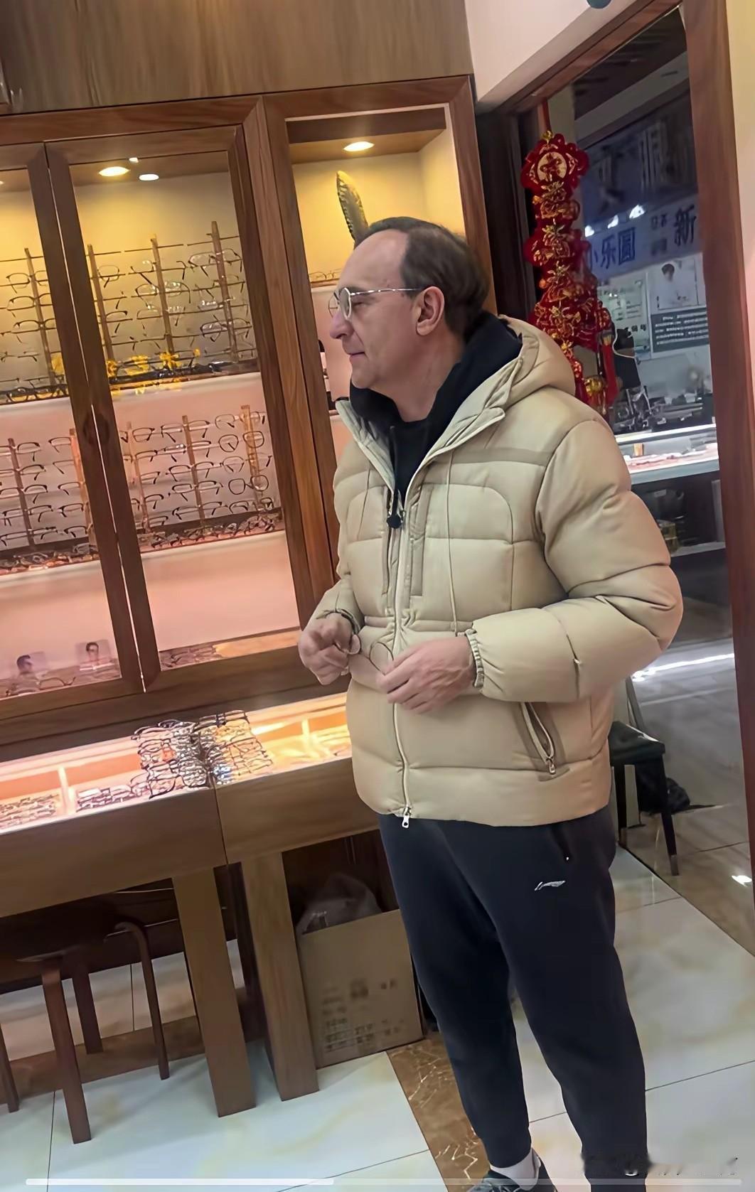 乌戈洛佩斯一家人看来又准备在沈阳过春节了，球队已经放假了，乌戈和妻子又去某眼镜城