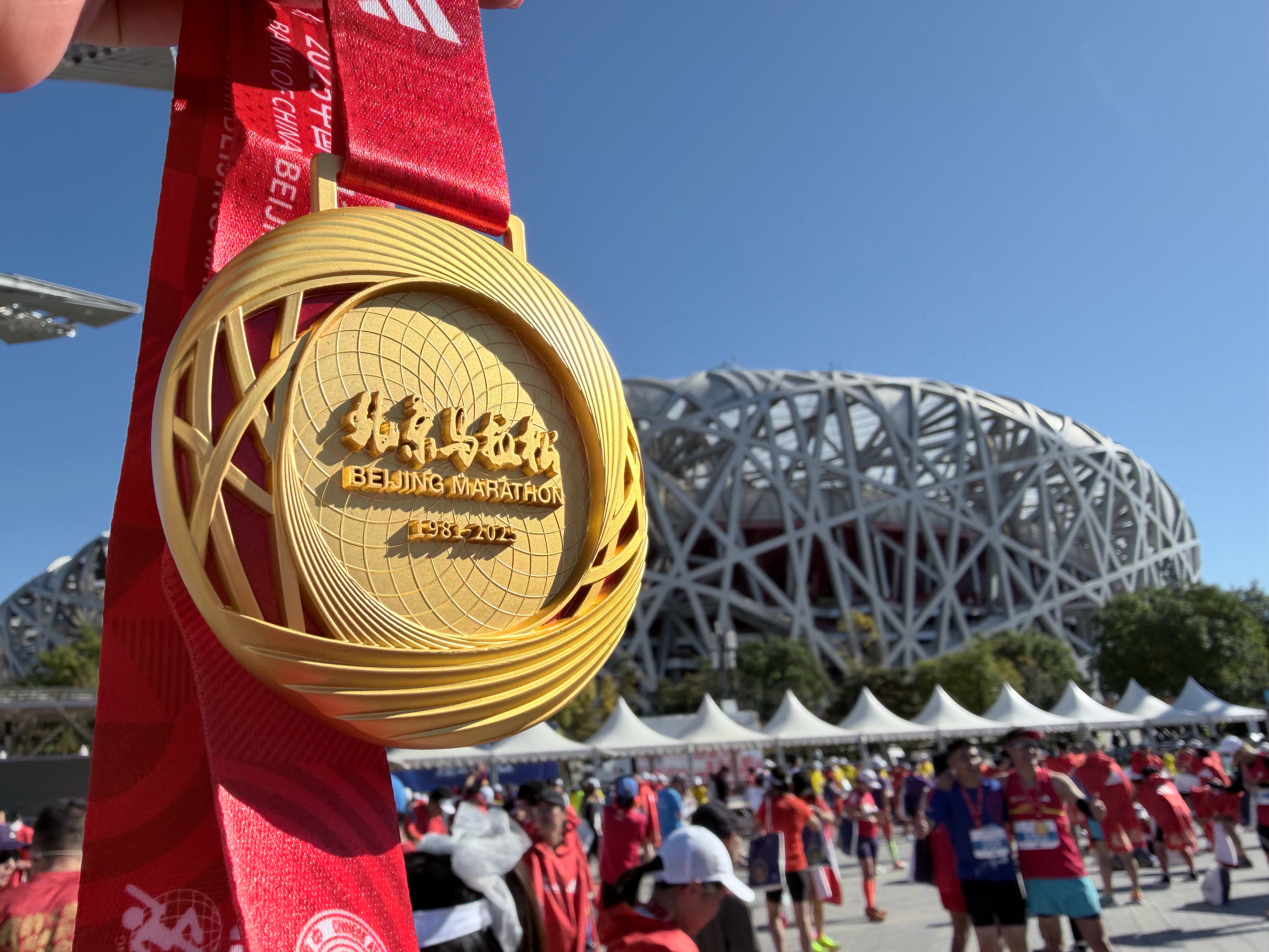 为了这个奖牌为了这个斗篷跑步北京马拉松作为一个半年基本躺平的小趴菜今天的
