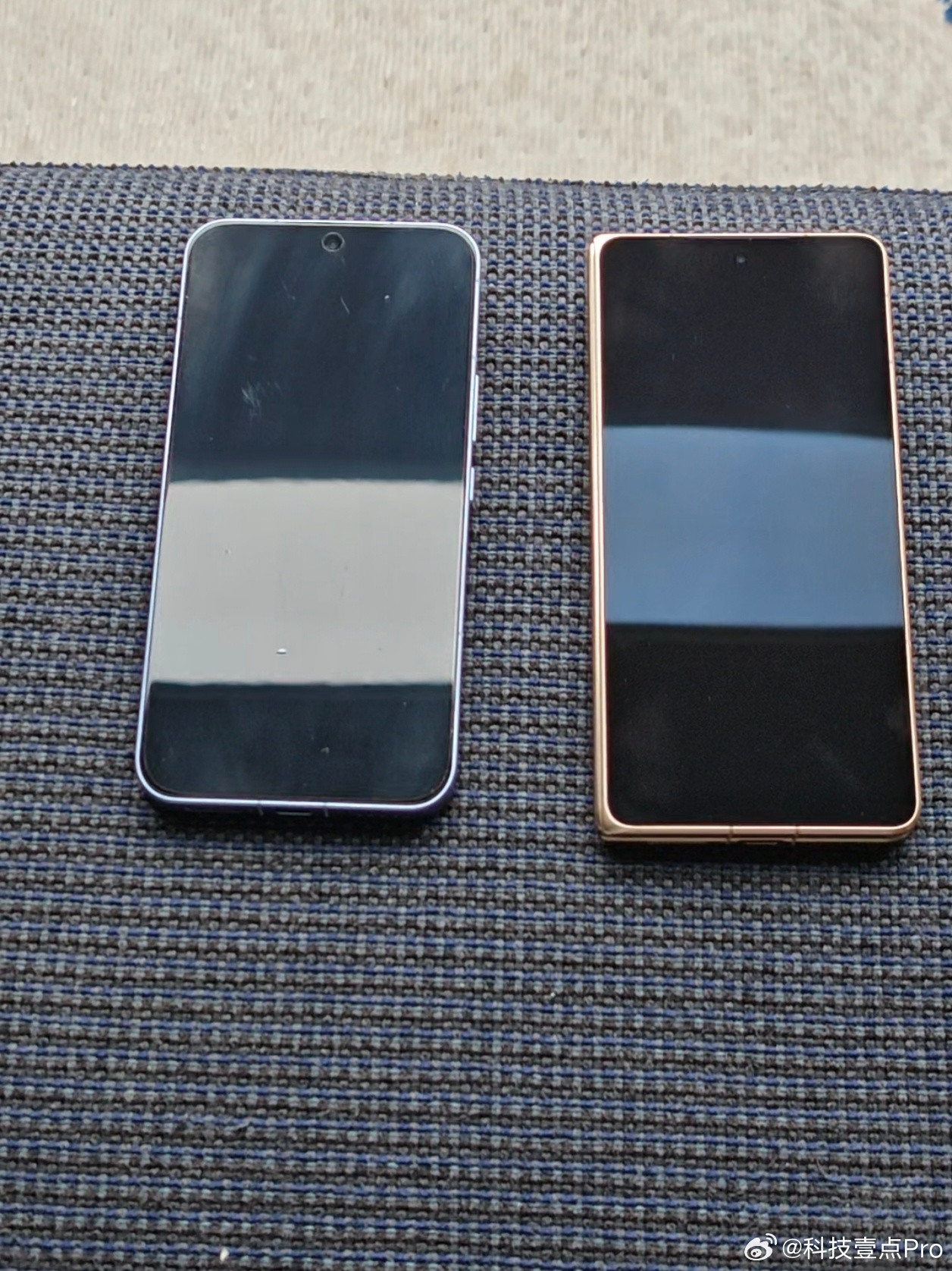 大家感受一下荣耀MagicV6抗反射屏幕的效果。左边是普通屏幕，右边是V6的屏