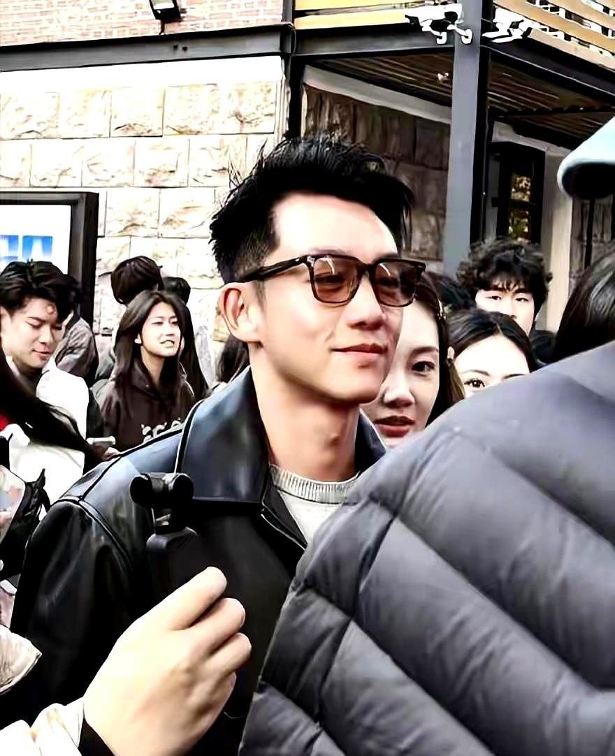 《爱情公寓》重聚，一张合照郑恺连发三次才搞定。上戏80周年校庆后，郑恺、陈赫