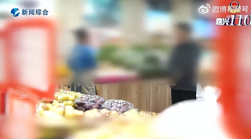 浙江嘉兴，水果店店员温某发现有5张同一人办理的会员卡里有24万余额，且多年没有消