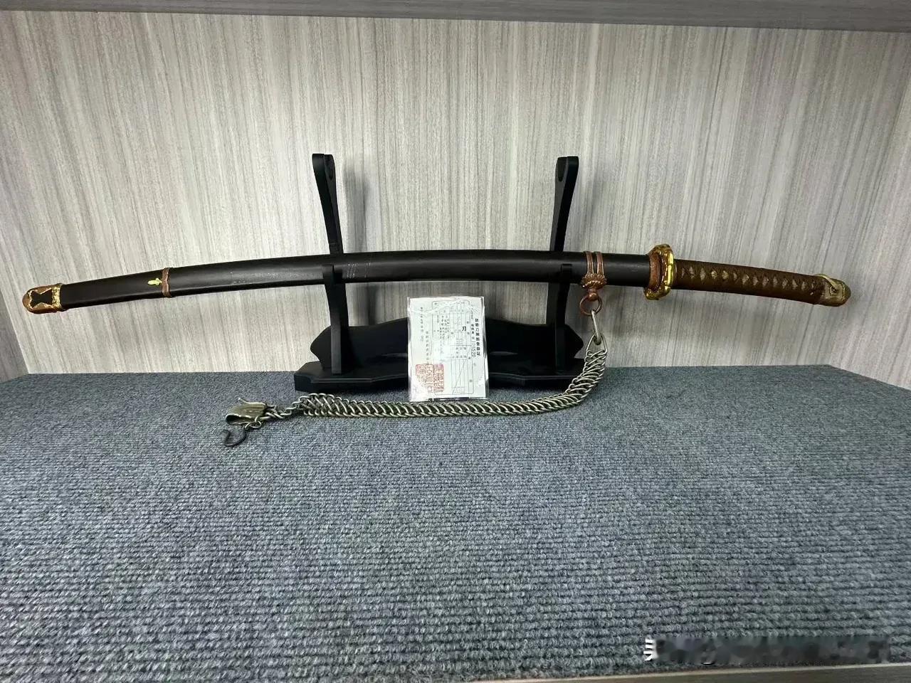 这是甲级战犯侵华日本首相东条英机的佩刀，被美军缴获后带去了美国，后来被何兵伟先生