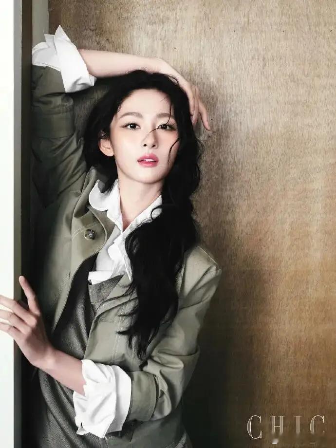 4月16日，于正晒出赵晴拍摄的杂志写真九宫格，直夸好看！“于正又夸赵晴好看了”话