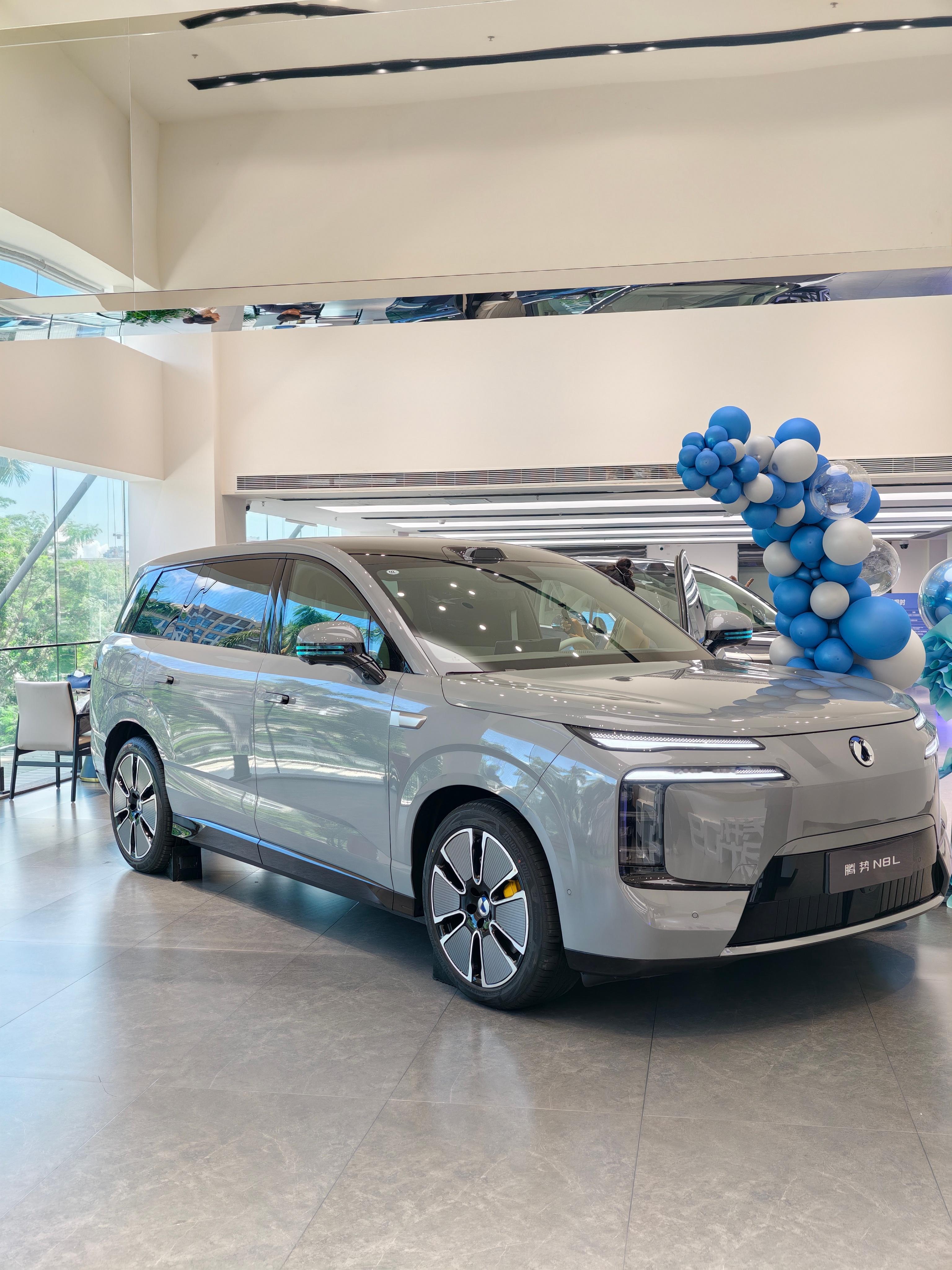 今天拍腾势N8L，大六座SUV，内饰也豪华加长版空间就是大，太能装了​​​