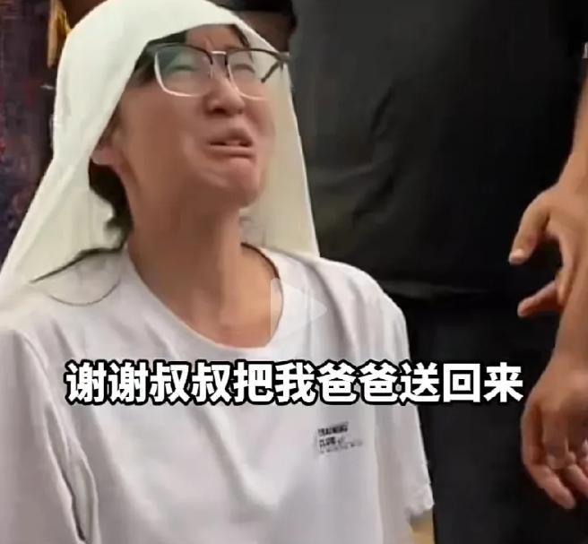 “泪目了！”女孩一下跪在陌生男子面前，含泪说要给男子“磕一个”，原来是女孩爸爸是