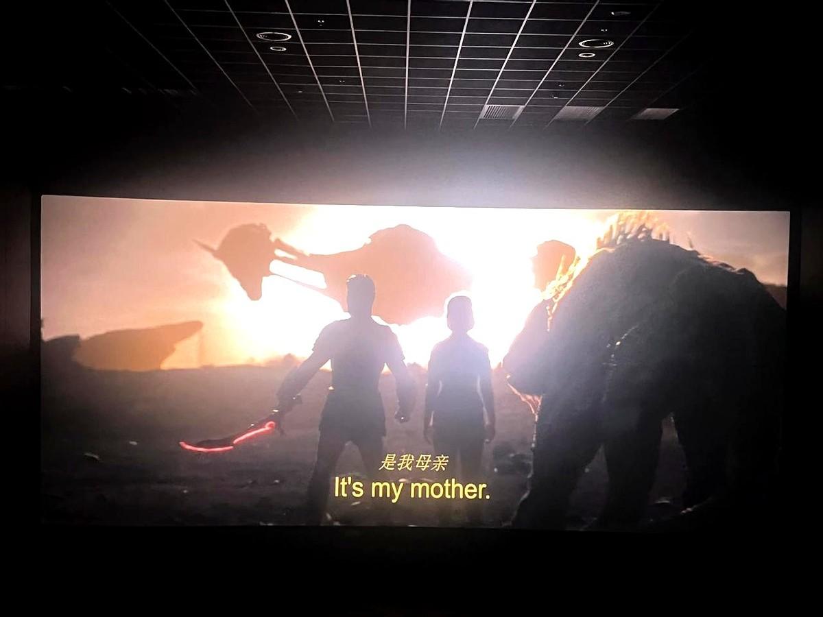 真的，有些事儿，比电影本身有意思多了。一个犹太公司，拍了个电影，主题是啥？俩怪