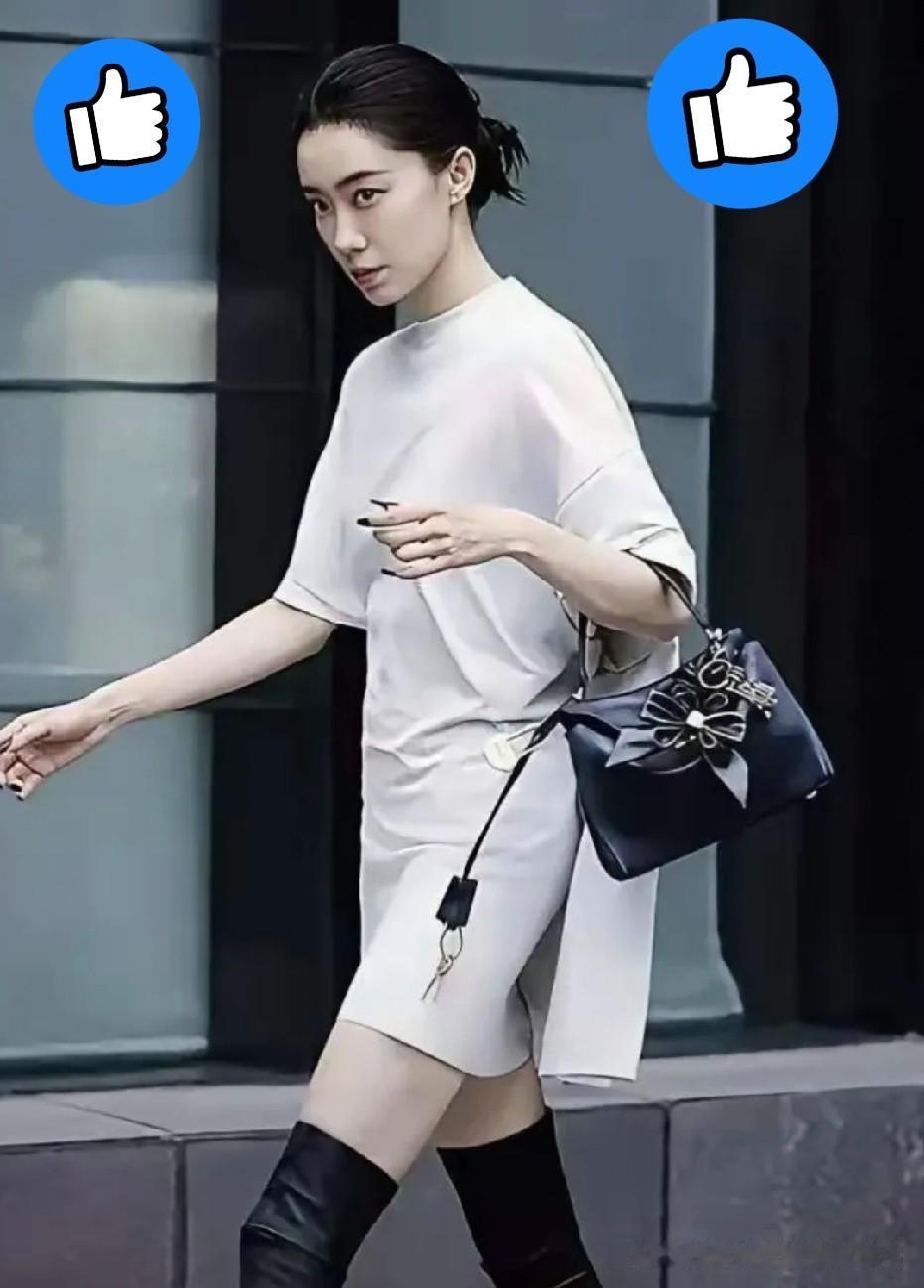 张小斐这波操作，简直是在娱乐圈里玩“梭哈”。大家都盯着《功夫女足》的片酬看，