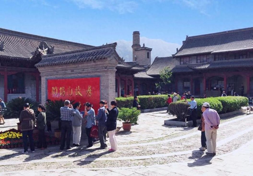 1992年，阎锡山的小儿子回到山西忻州，在老宅门口老泪纵横。然而就在他抬脚准备回