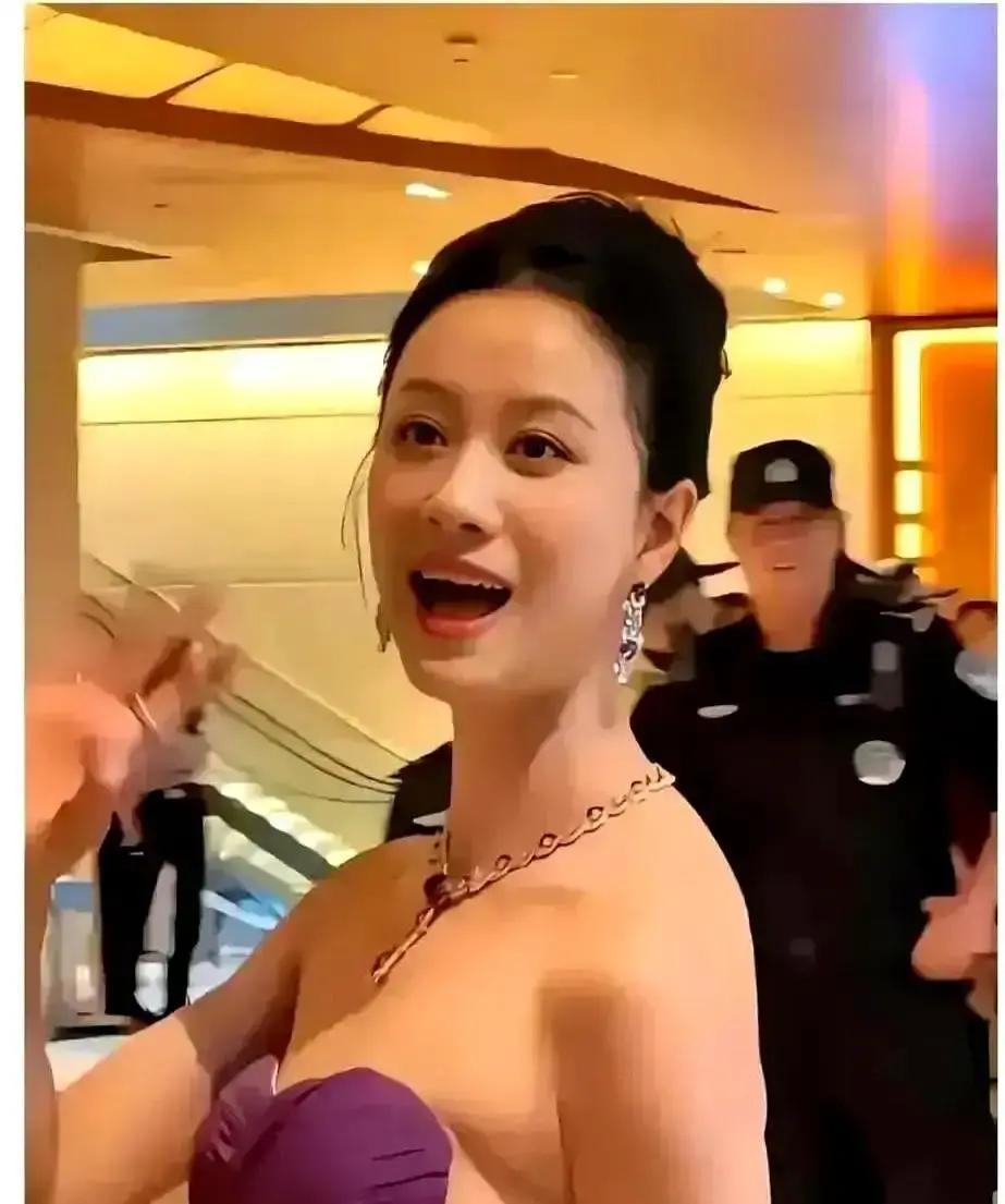 礼服勒出淤青那天，她决定掀桌子倪虹洁把被欧美礼服勒紫的腰拍照发给品牌，对方