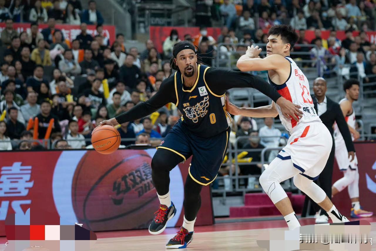 12月23日CBA第五轮，广东93-85险胜广州豪取5连胜，赢球全靠徐杰+萨林杰