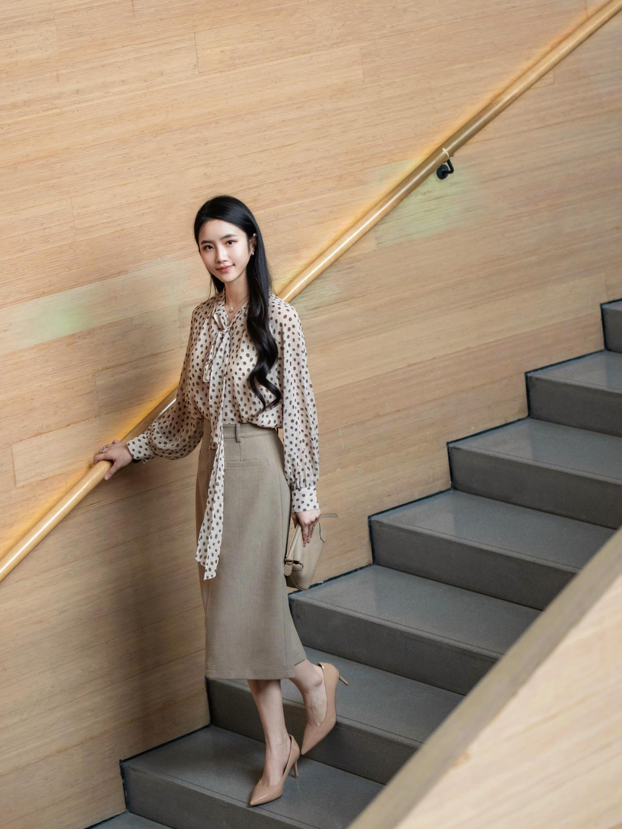 什么样的女人最有吸引力在温柔的底色里，藏着不费力的优雅。波点衬衫与半裙的松弛感，
