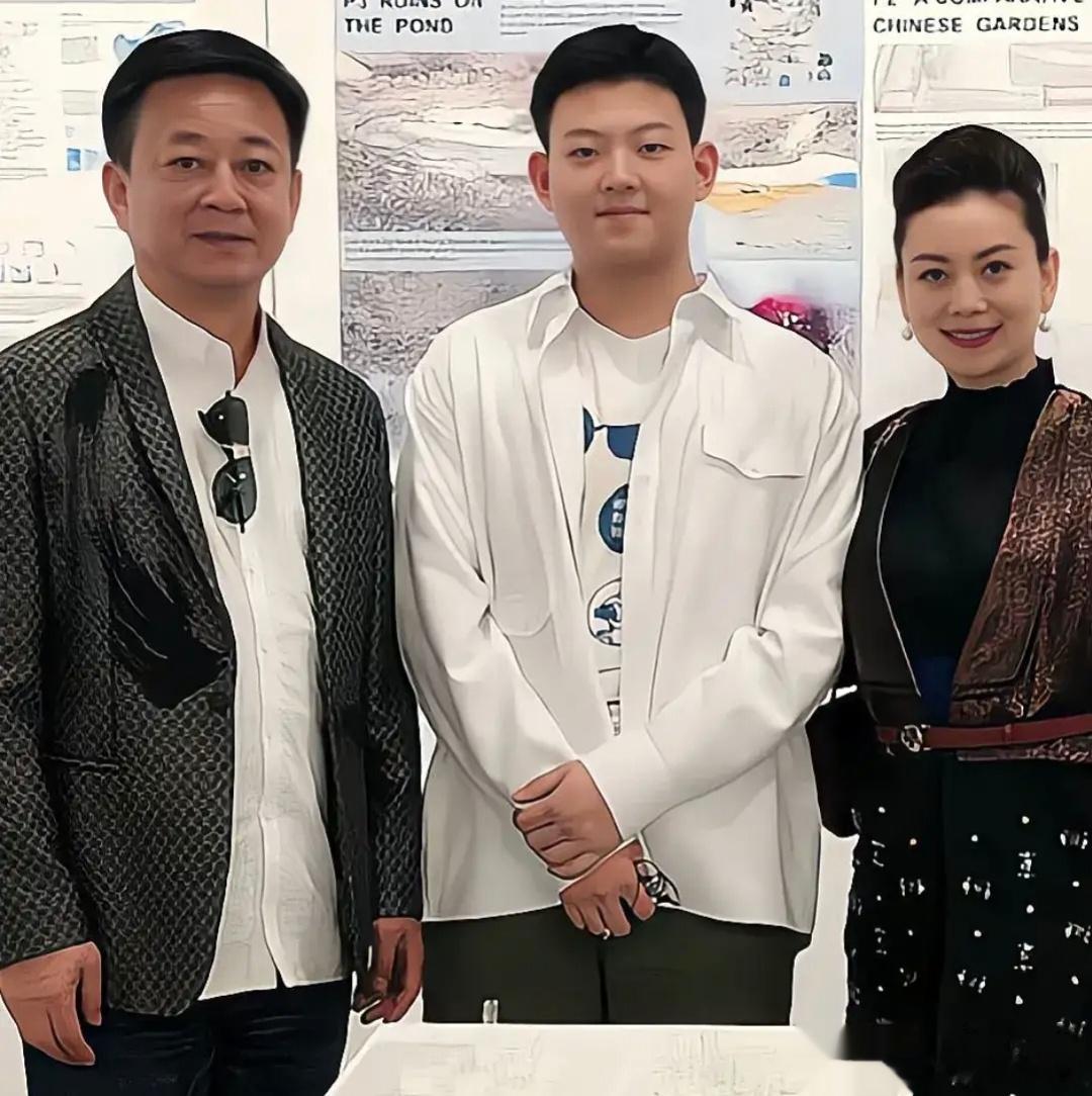 著名主持人朱军一家三口合照，父子两个人太像了！