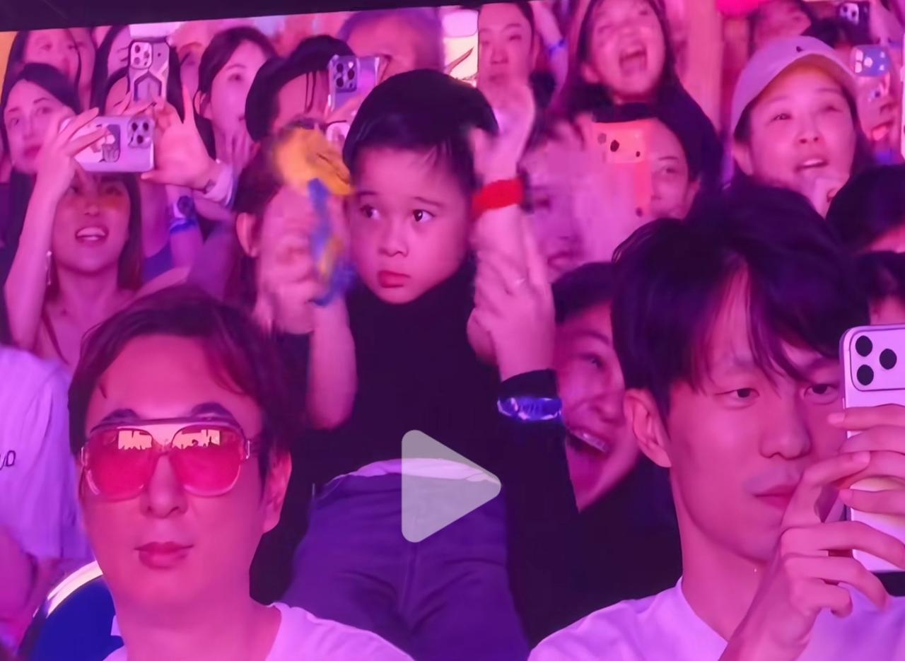 王思聪是什么运气，本来低调地去新加坡看个演唱会，结果互动环节被无意中投到了大屏上