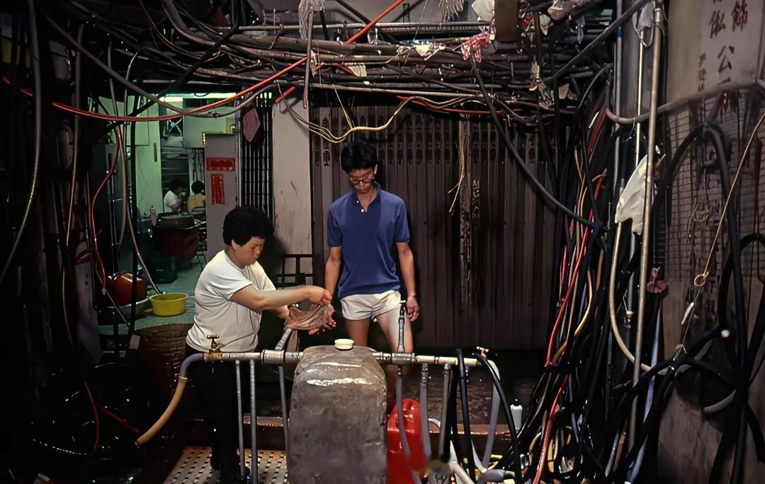 1989年，香港九龙城寨。脏、乱、差体现得淋漓尽致。尽管如此，住里面的人当年回到
