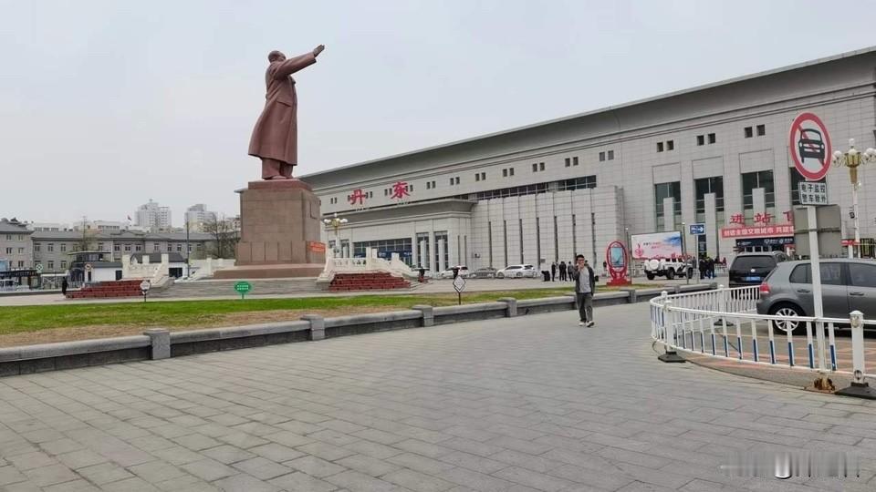 这座桥，很多人“等”了快十几年。当年钢索拉起来、桥面铺好的时候，网上一片欢呼