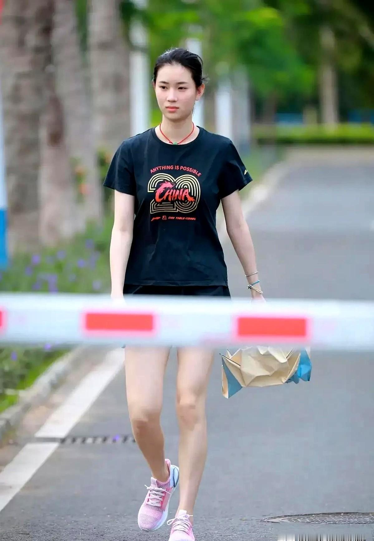 完全素颜的王添艺就算不上颜值惊艳了！不过话说回来，这姑娘不化妆反而更招人喜欢