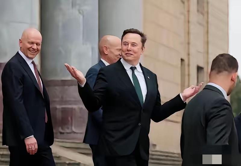 美国商业巨头的肢体语言亮了！特斯拉创始人马斯克摊开双手，露出春天般的微笑；苹