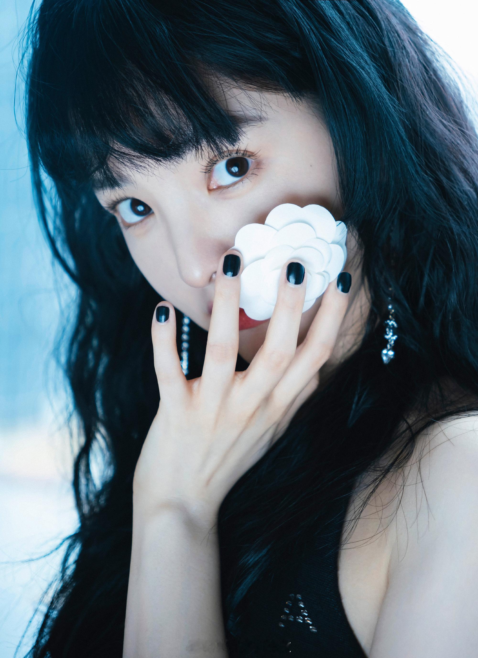 章若楠齐刘海卷发黑色穿搭