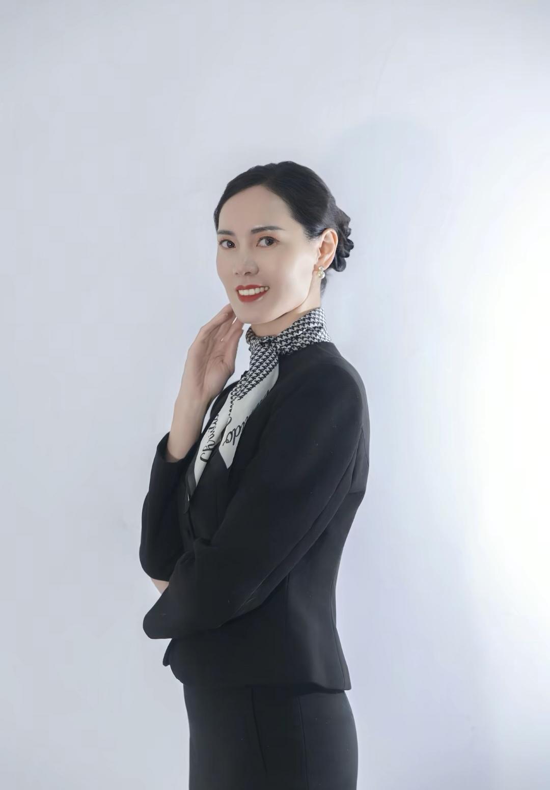 优雅黑丝绒套装，尽显职场女性魅力！