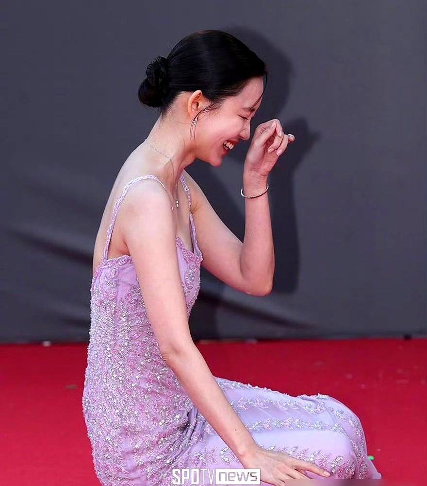 红毯上摔跤，反倒能圈粉？韩国百想大赏，女演员申贤彬穿着长裙，一脚踩上去，连摔
