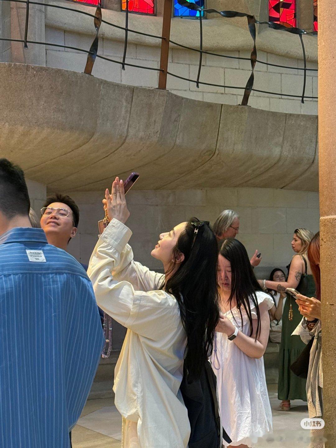 网友在西班牙圣家堂偶遇刘诗诗，路人随手拍都这么美​​​