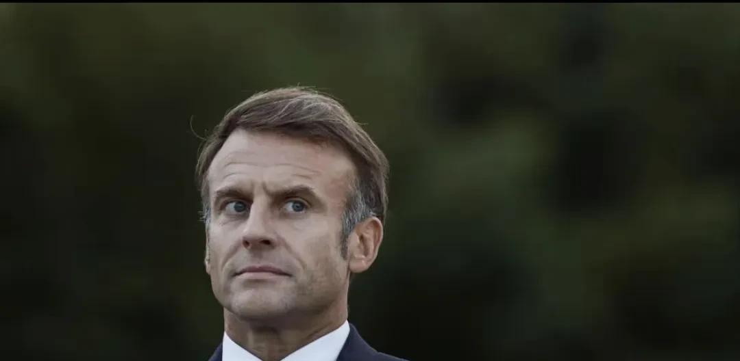马克龙再次强烈批评以色列！于法国巴黎，叙利亚新领导人沙拉会见了法国总统马克龙。