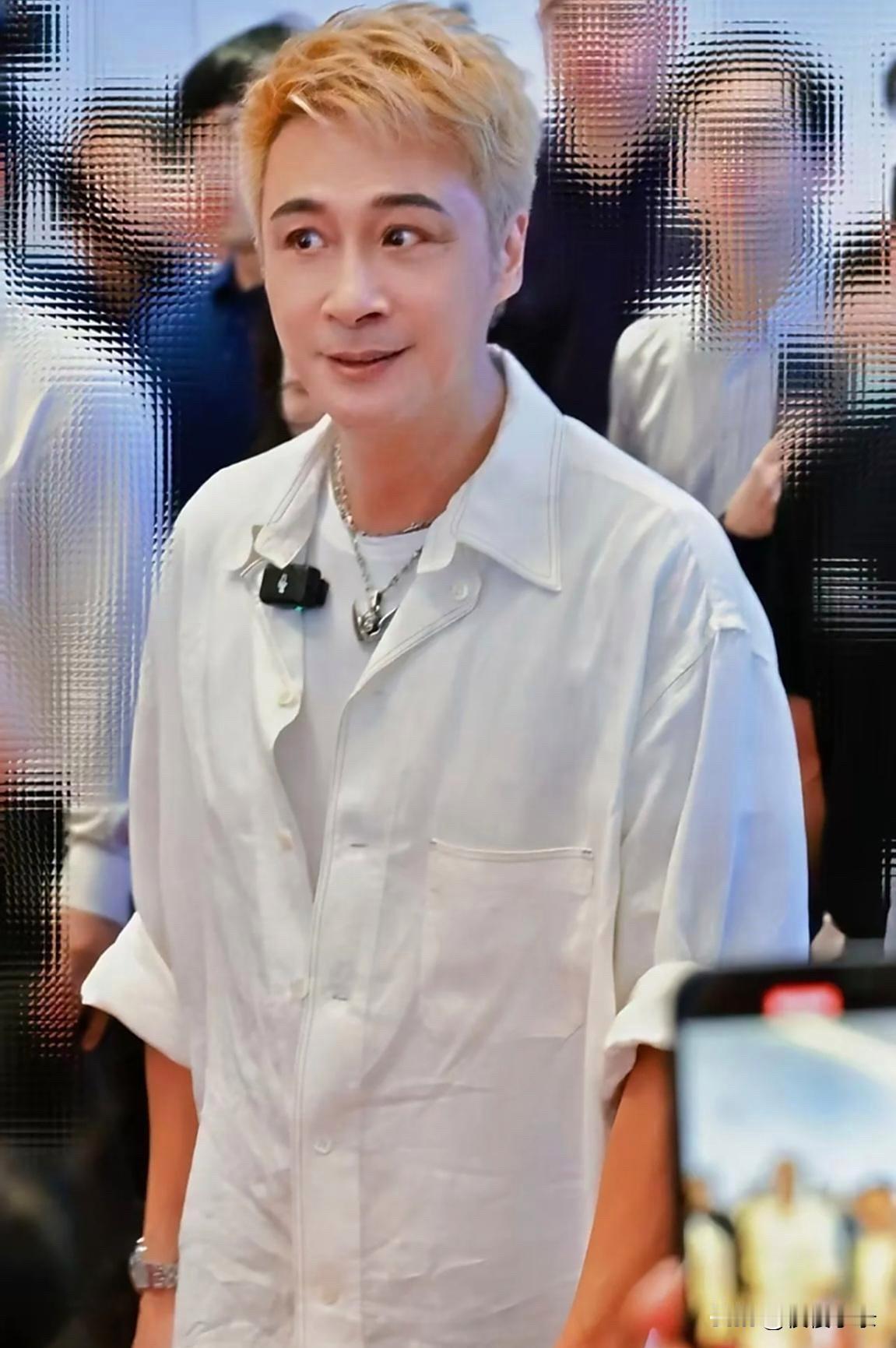63岁吴镇宇现身广州，新造型惊艳众人！利落短发搭配简约穿搭，气场直接拉满，说他是
