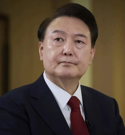 有人预测，韩国原总统尹锡悦的命运可能比朴槿惠、李明博的命运更加悲惨。曾经他和李在
