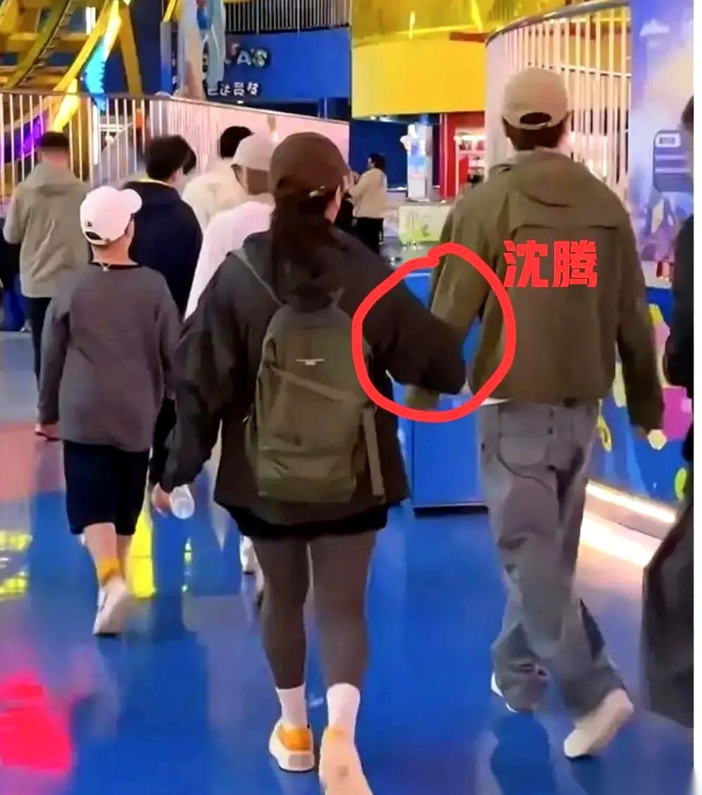 一张沈腾一家三口的同框照，把中年夫妻的真实底色扒了个底朝天。镜头定格的那一秒，王琦的肩膀是往里倾的，
