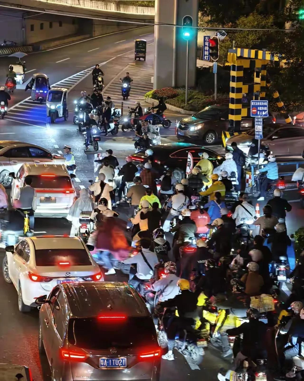 广州小北路段，监控设备夜晚拍摄的交通路况。小北立交桥附近道路几乎是密密麻麻的电鸡