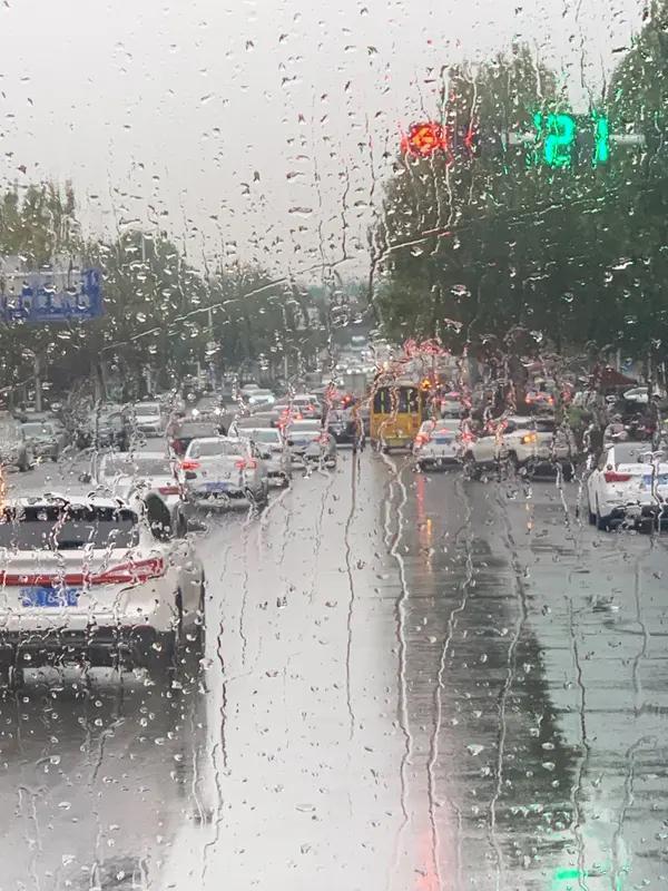 【秋雨突袭石家庄，气温直接大跳水，庄里正式进入秋天模式】昨天夜里石家庄迎来一