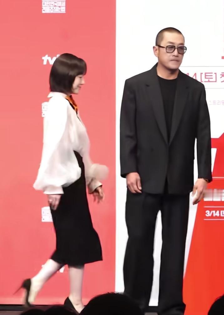 河正宇剪掉长发，不是为了新剧，是为了一个女人。发布会现场，他摸着后颈的短发茬，