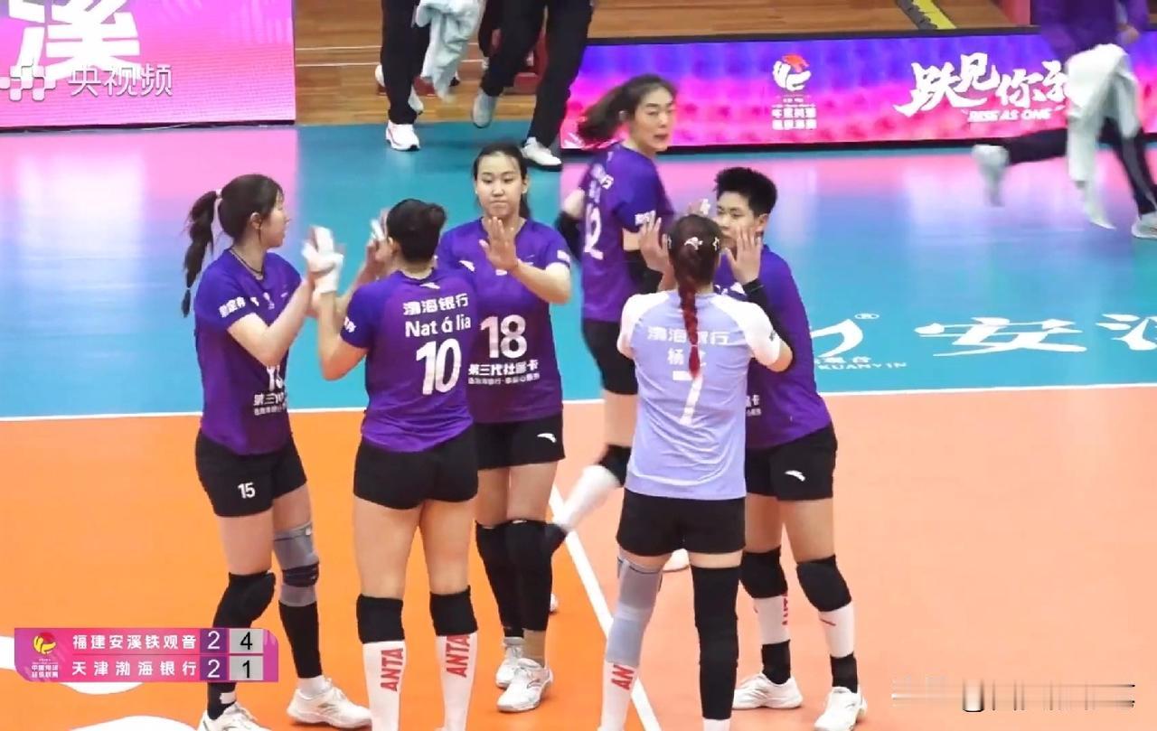 天津女排，太难了[捂脸哭]今晚天津女排，面对防守顽强的福建女排，一传难，二传难，