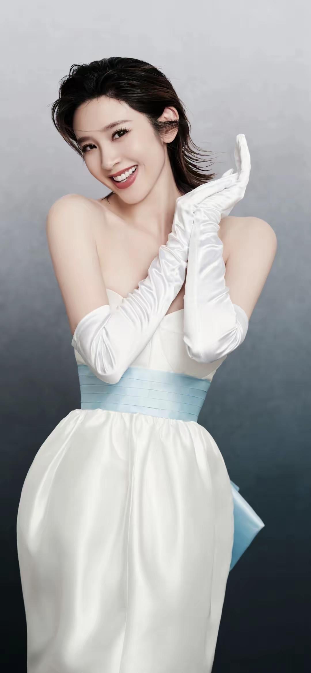 美女壁纸～唐艺昕，缎面白裙衬出清冷优雅，淡蓝缎带系出别样温柔。长款白手套添了复古