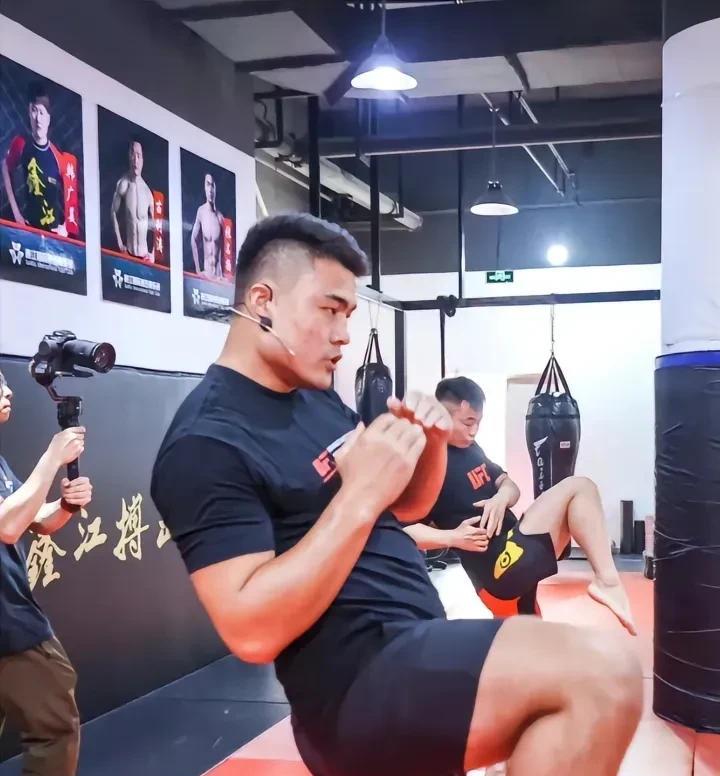 张名扬这个腿无敌了，可以称为巨无霸了，他是怎么练成的，他以前很瘦的练散打。自从