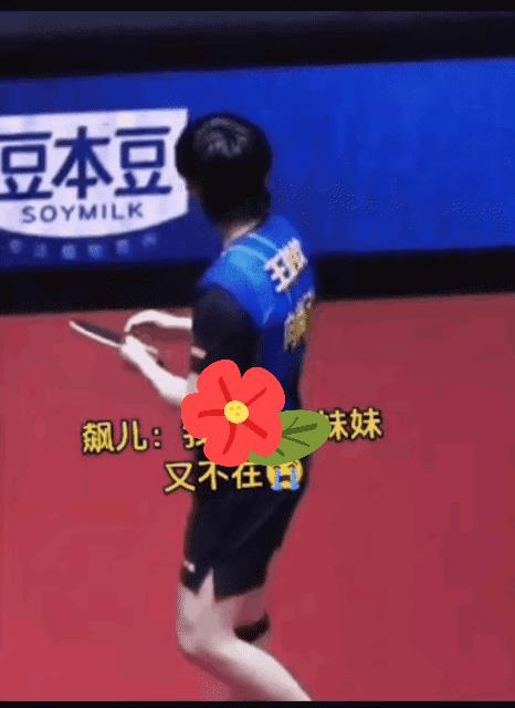 大头举着他心爱的彪儿找信号，你没见过吧[墨镜]大头这是着急看不见妹宝了