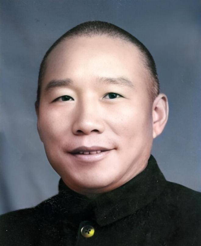 1948年，国军的一名伙夫和大部队走散了，被解放军拦下。解放军看他年纪大，便发了