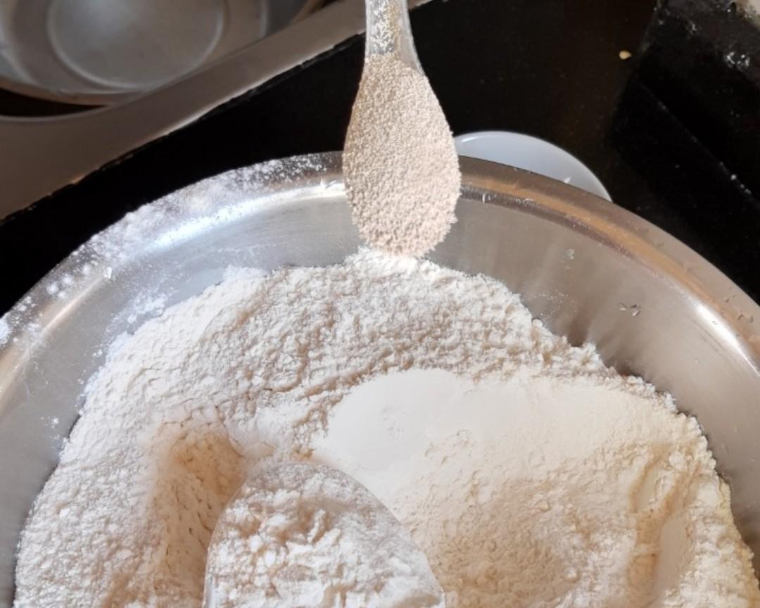 用酵母发面蒸馒头一般不需要放碱面（碱粉/苏打粉）。原因如下：酵母发酵的作