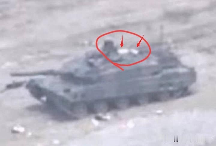 大家注意看，这次小日子陆上自卫队演习时发生爆炸的10式坦克，这炮塔后面的盖子都被