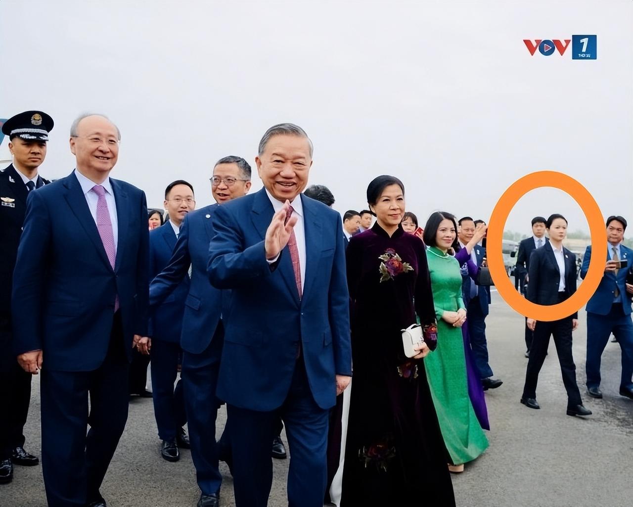 4月14日，苏林携夫人吴芳璃来北京访问了。也就是我们经常说的越南第一夫人吴芳璃