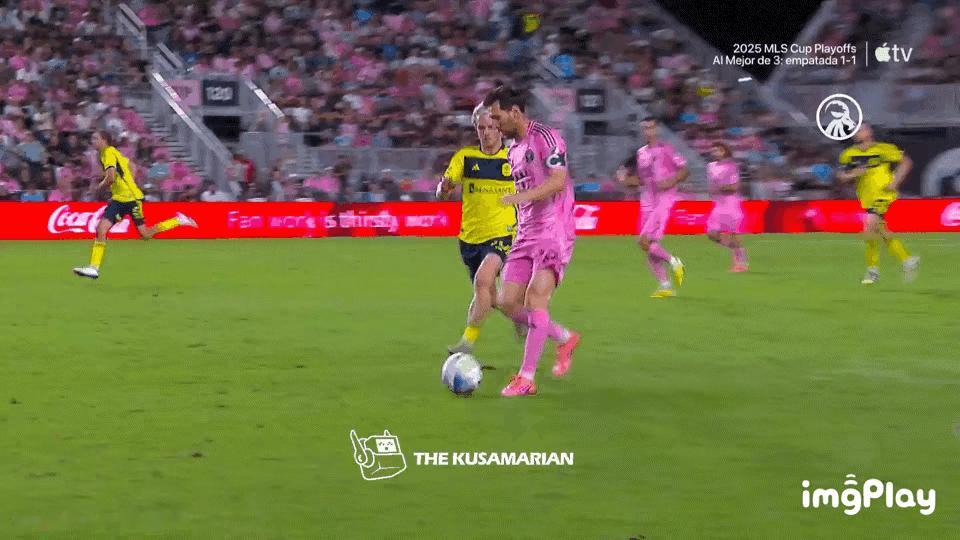 梅西带球总能从从容容游刃有余，而防守他的人却是匆匆忙忙连滚带爬。那个酱香型毛酒