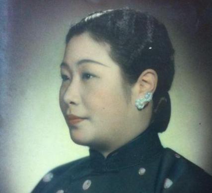 1965年，杜月笙的四姨太姚玉兰外出打牌，突然全身燥热，坐立不安，她心中有不好的